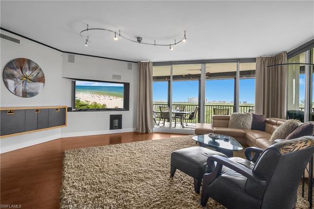 425 Cove Tower DR 504, Naples, FL 34110