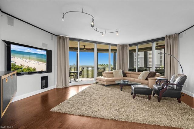 425 Cove Tower DR 504, Naples, FL 34110