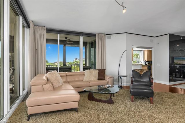 425 Cove Tower DR 504, Naples, FL 34110