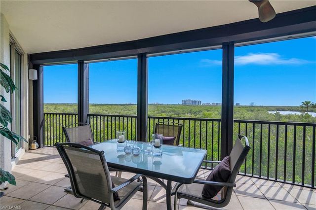 425 Cove Tower DR 504, Naples, FL 34110
