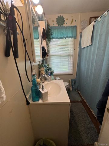 88 N Astor Street, Pontiac, MI 48342