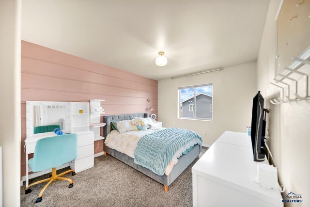 648 LIBERTY PARK DR, Box Elder, SD 57701