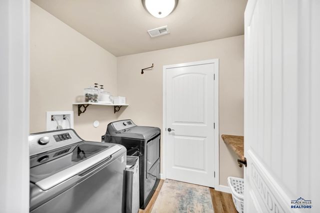 648 LIBERTY PARK DR, Box Elder, SD 57701