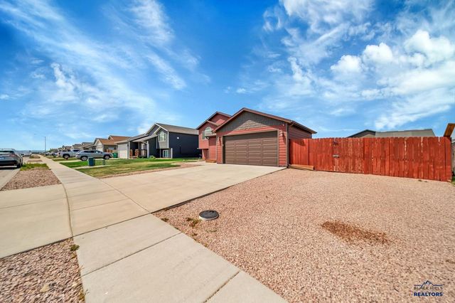 648 LIBERTY PARK DR, Box Elder, SD 57701