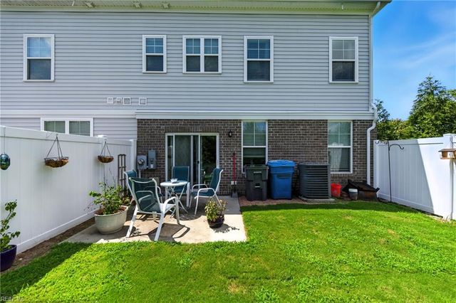 301 Sikeston LN, Chesapeake, VA 23322
