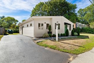 34 Knowlton St, Hamilton, MA 01982