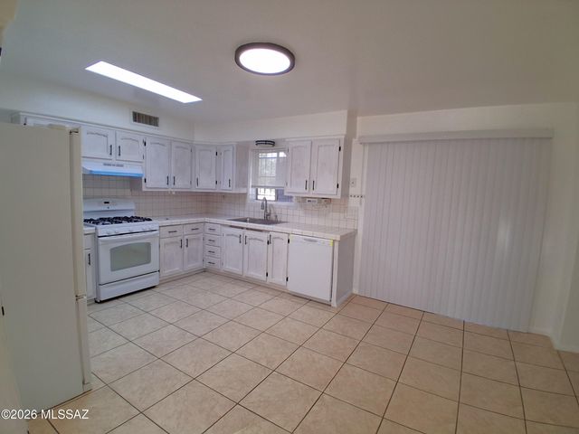 2650 W Aurora Drive, Tucson, AZ 85746