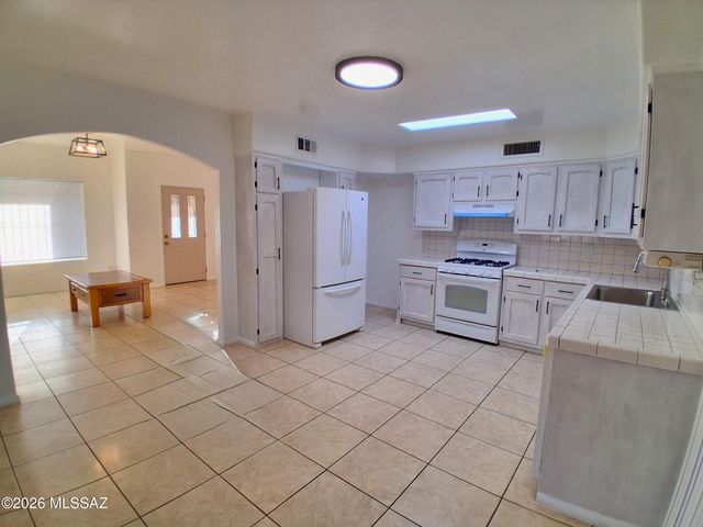 2650 W Aurora Drive, Tucson, AZ 85746