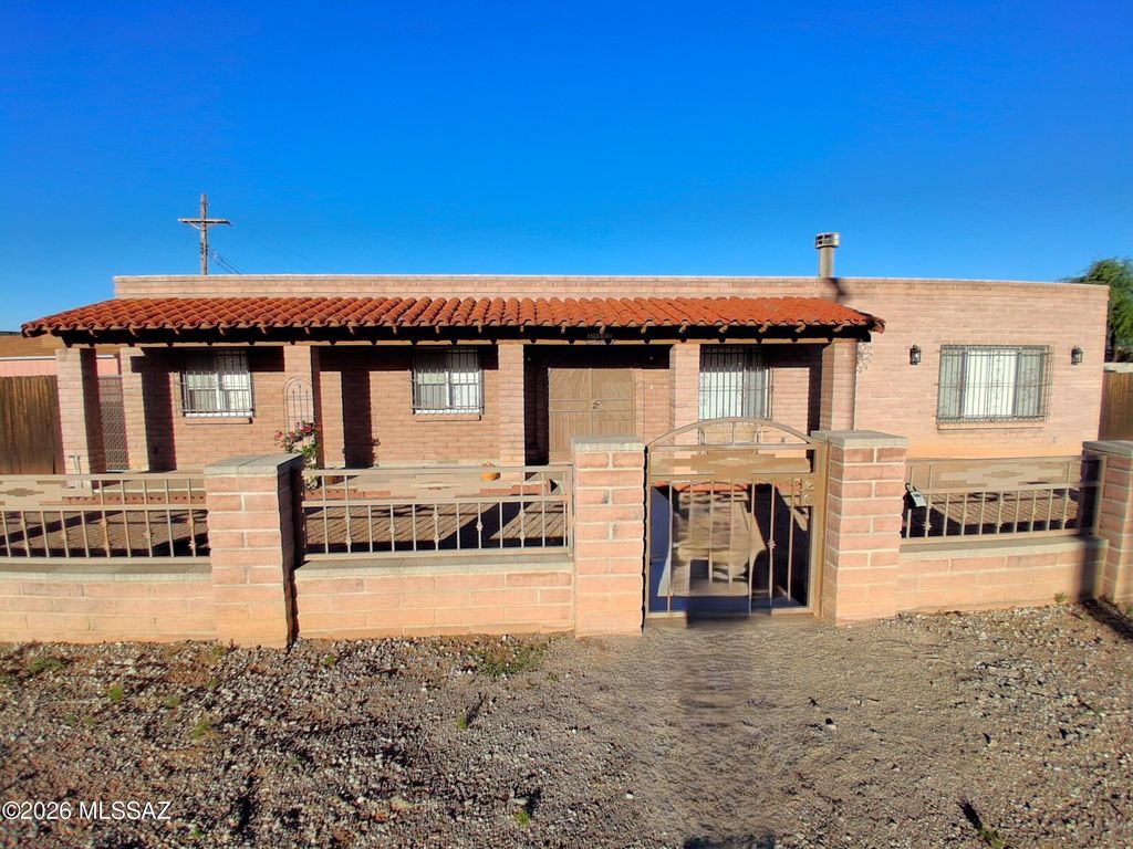 2650 W Aurora Drive, Tucson, AZ 85746