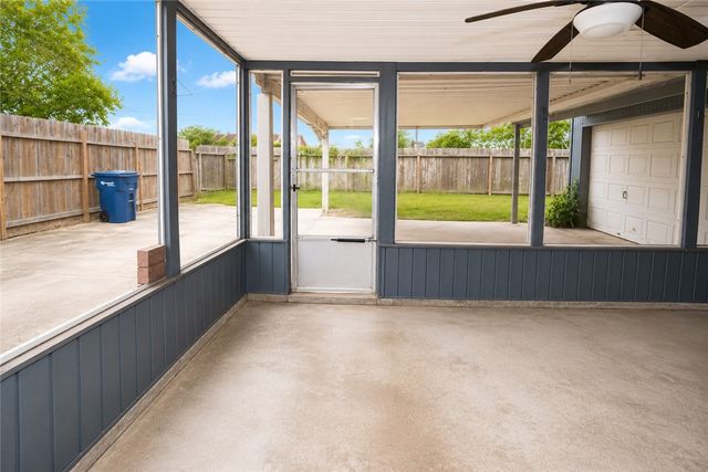 5713 Crest Pebble Dr, Corpus Christi, TX 78415