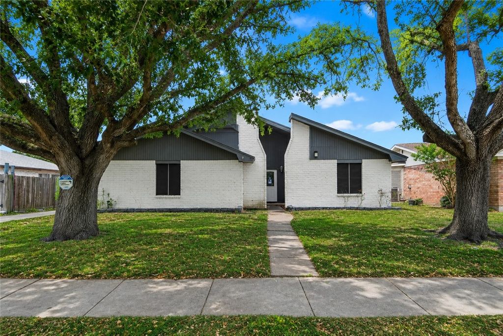 5713 Crest Pebble Dr, Corpus Christi, TX 78415