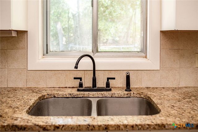 716 Brookhollow Drive, Port Lavaca, TX 77979