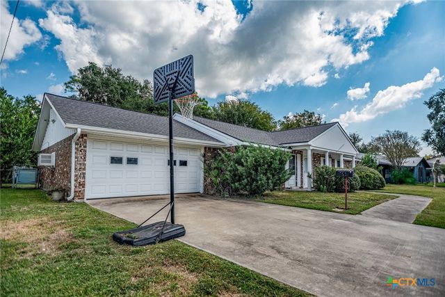 716 Brookhollow Drive, Port Lavaca, TX 77979