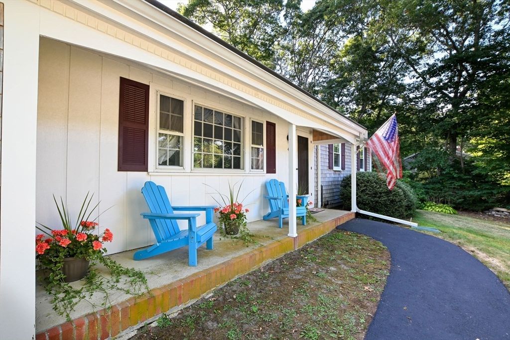4 Royal Cir, Sandwich, MA 02563