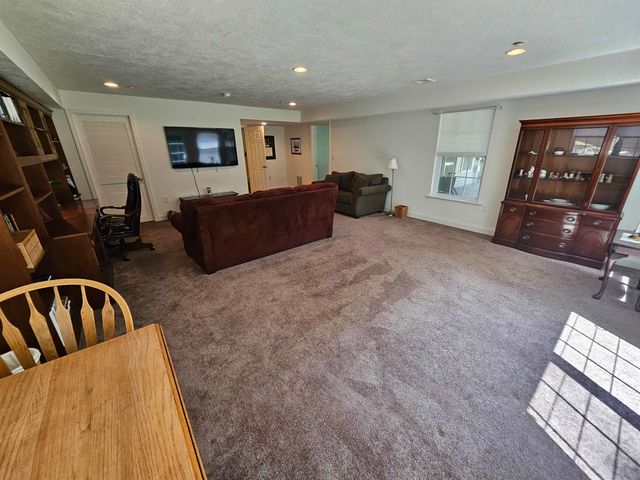 9 Hemlock Drive, Newton, NH 03858