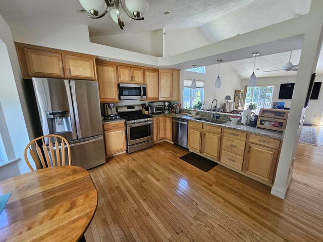 9 Hemlock Drive, Newton, NH 03858