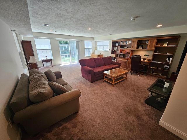9 Hemlock Drive, Newton, NH 03858