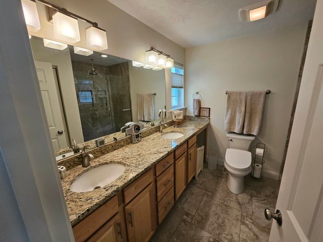 9 Hemlock Drive, Newton, NH 03858