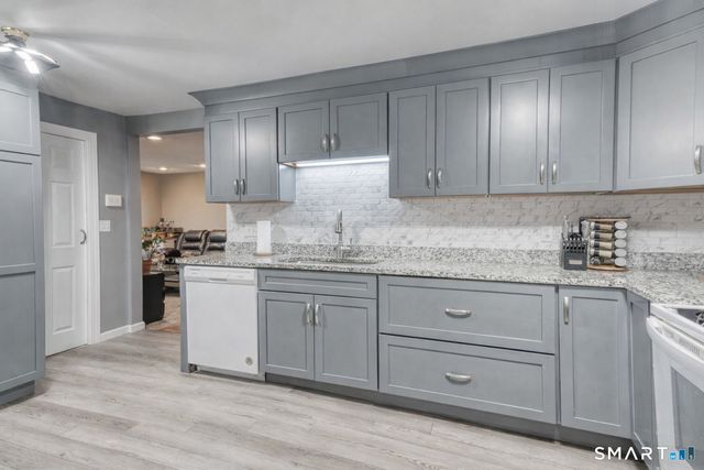 40 Cottage Grove Circle, Bloomfield, CT 06002