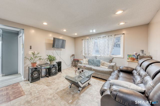 40 Cottage Grove Circle, Bloomfield, CT 06002