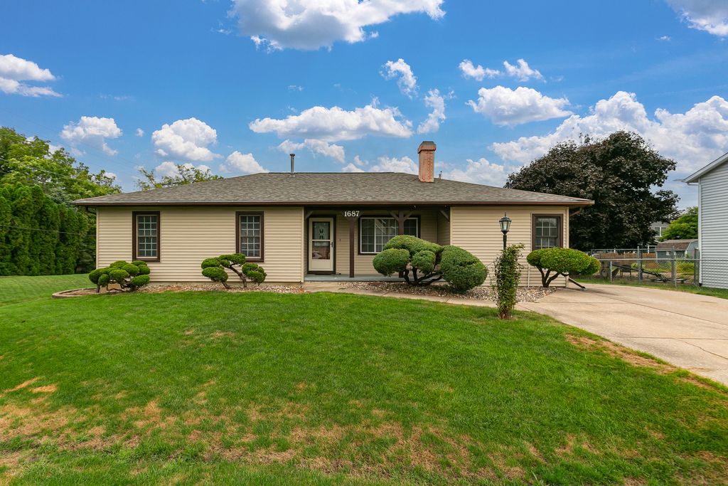 1687 35th Avenue, East Moline, IL 61244