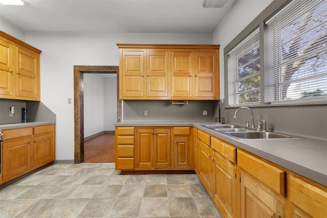 1002 N Banks Street, Caldwell, TX 77836