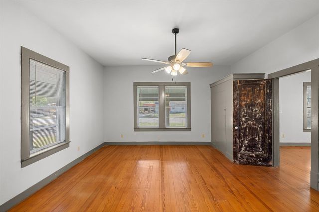 1002 N Banks Street, Caldwell, TX 77836