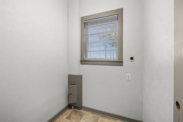 1002 N Banks Street, Caldwell, TX 77836