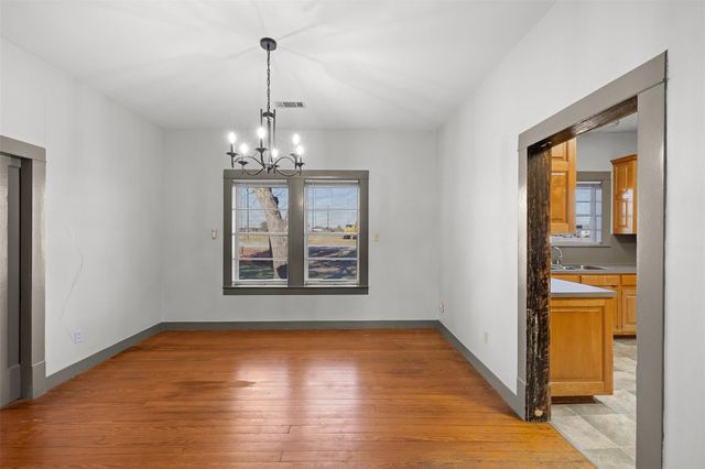 1002 N Banks Street, Caldwell, TX 77836