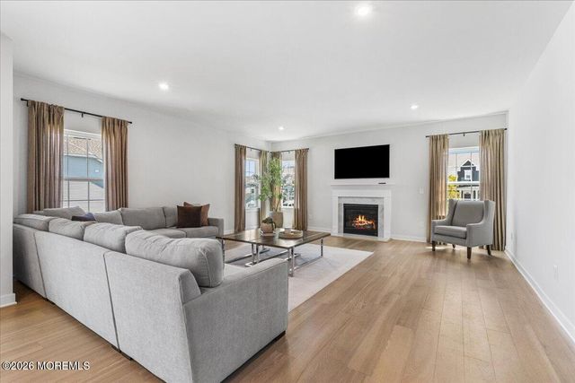 3 Annapolis Street, Farmingdale, NJ 07727