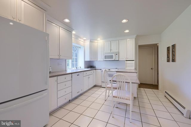 1821 SANTA BARBARA DR, Lancaster, PA 17601