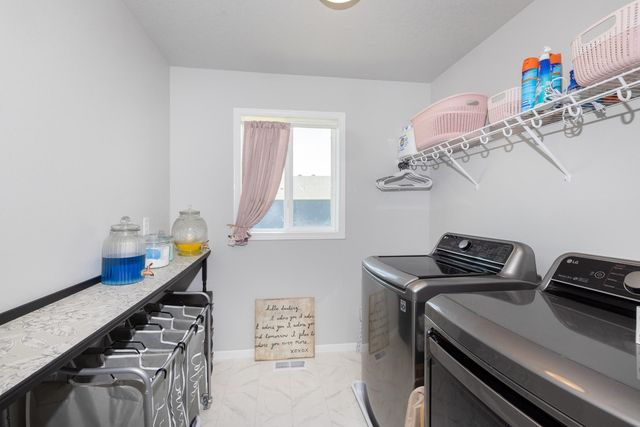 1150 Albert Court W, West Fargo, ND 58078