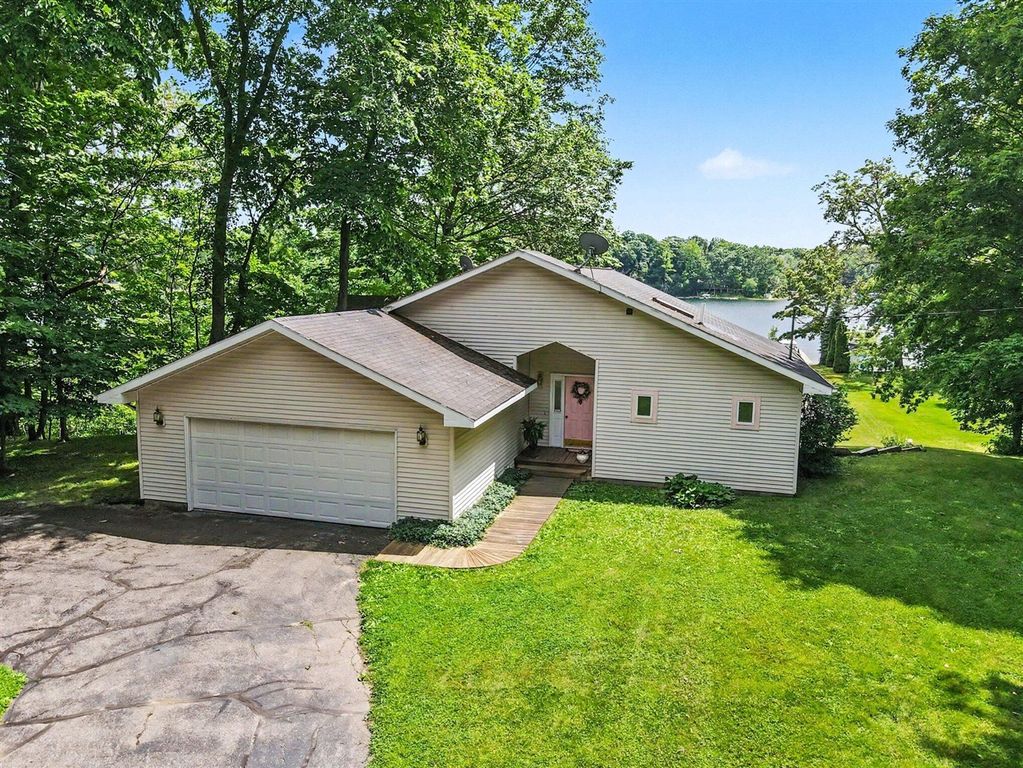 47135 Lakeview Drive, Lawrence, MI 49064