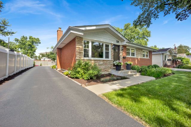 528 Kipling Court, Wheaton, IL 60187