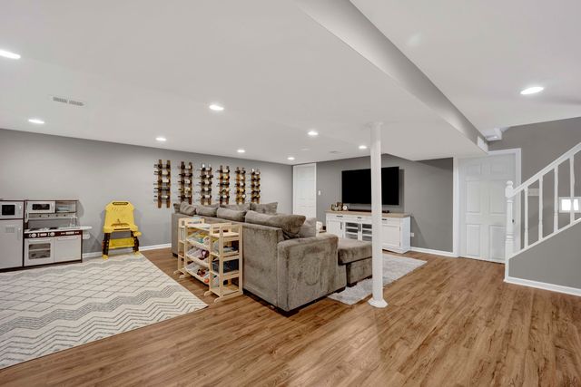 528 Kipling Court, Wheaton, IL 60187
