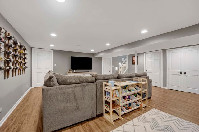 528 Kipling Court, Wheaton, IL 60187