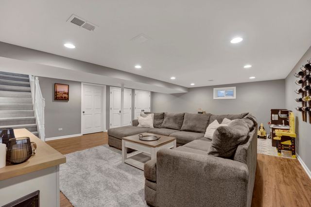 528 Kipling Court, Wheaton, IL 60187