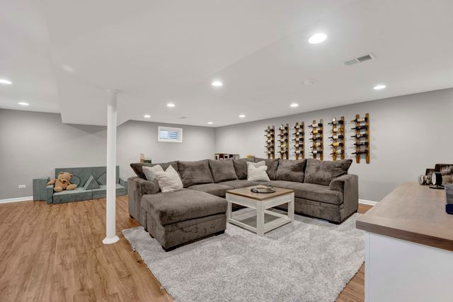 528 Kipling Court, Wheaton, IL 60187