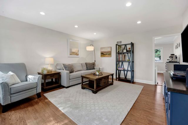 528 Kipling Court, Wheaton, IL 60187