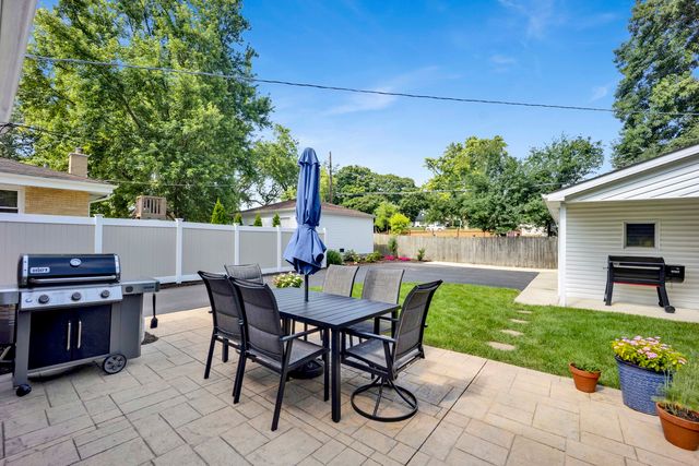 528 Kipling Court, Wheaton, IL 60187