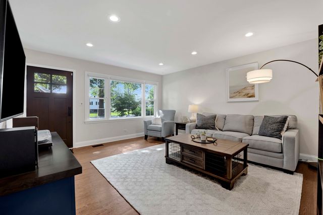 528 Kipling Court, Wheaton, IL 60187