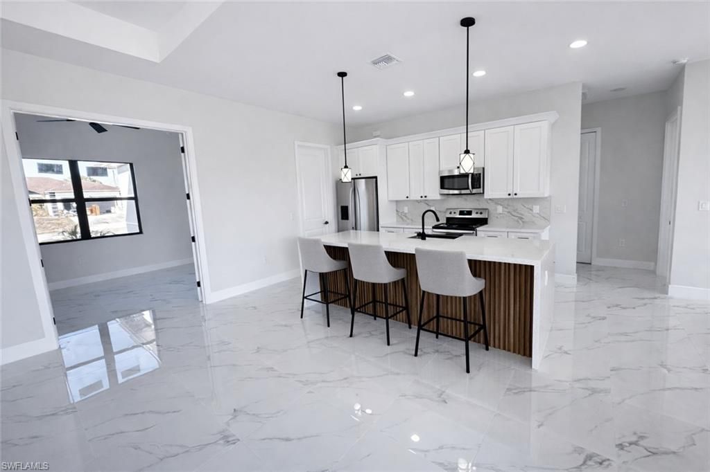 Image 7 of property listing at 18 NE 11th LN, Cape Coral, FL 33909