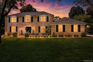 2574 Fox Chase Drive, Troy, MI 48098