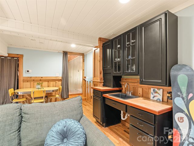 241 Pinners Cove Road, Asheville, NC 28803