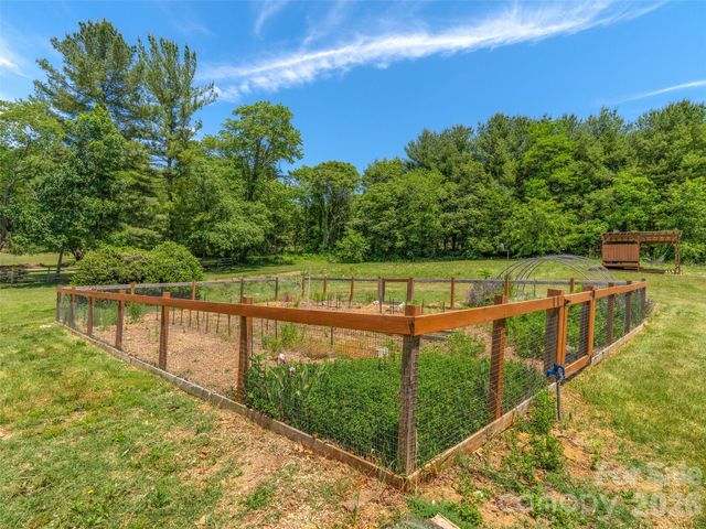 241 Pinners Cove Road, Asheville, NC 28803