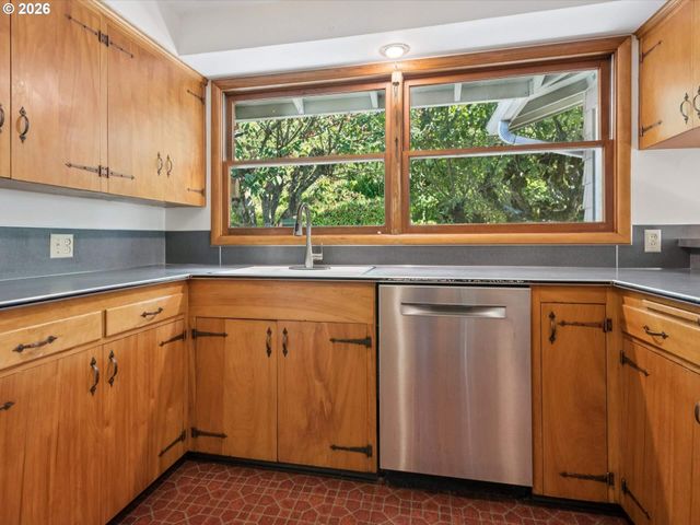 10426 Se LINCOLN Ct, Portland, OR 97216