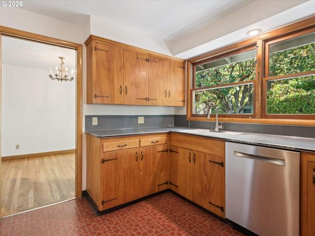 10426 Se LINCOLN Ct, Portland, OR 97216