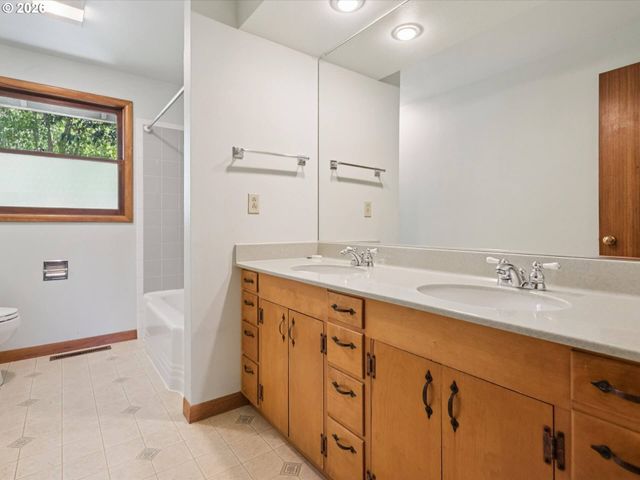10426 Se LINCOLN Ct, Portland, OR 97216