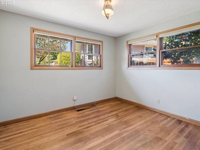 10426 Se LINCOLN Ct, Portland, OR 97216