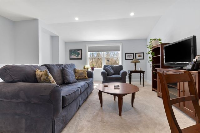 18 Primrose Ln 18, Ipswich, MA 01938